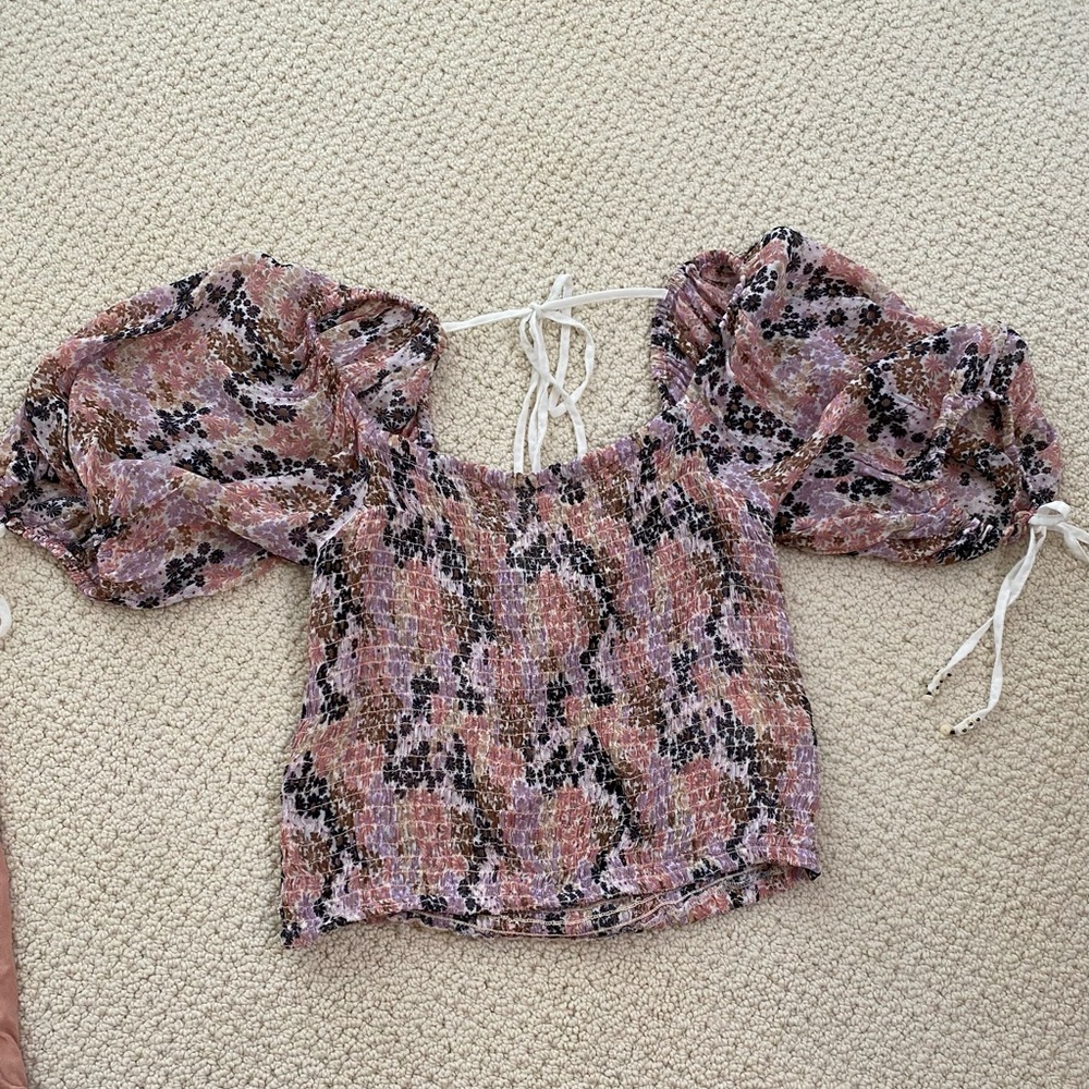 FREE PEOPLE. Floral sleeve top- size small